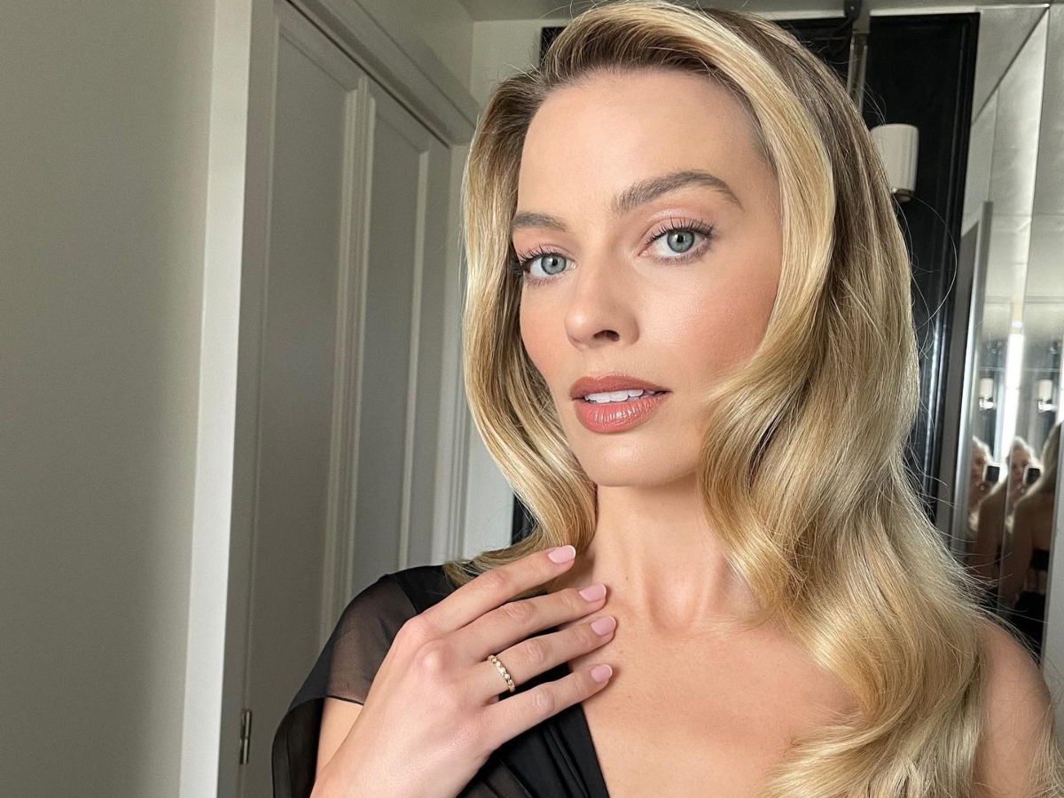 Margot Robbie: To μανικιούρ της συνδυάζει τις δύο ωραιότερες αποχρώσεις του ροζ