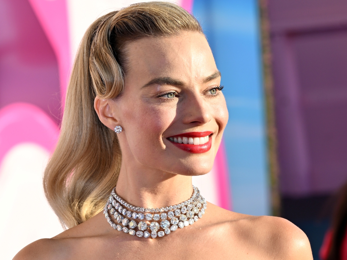 Margot Robbie: Υιοθέτησε τις δύο ωραιότερες εκδοχές του Pamela’s updo