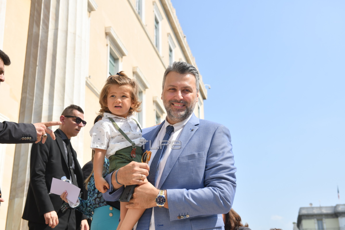 Γιάννης Καλλιάνος: Ζήτησε συγγνώμη μετά την ορκωμοσία της νέας Βουλής – «Το δικό μου μωρό έκλαιγε»