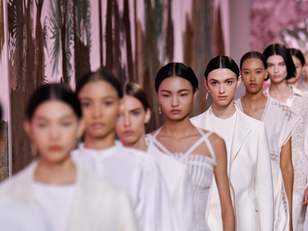 Dior Couture: Ο θρυλικός hairstylist Guido Palau δημιούργησε χτενίσματα που θυμίζουν τις Καρυάτιδες