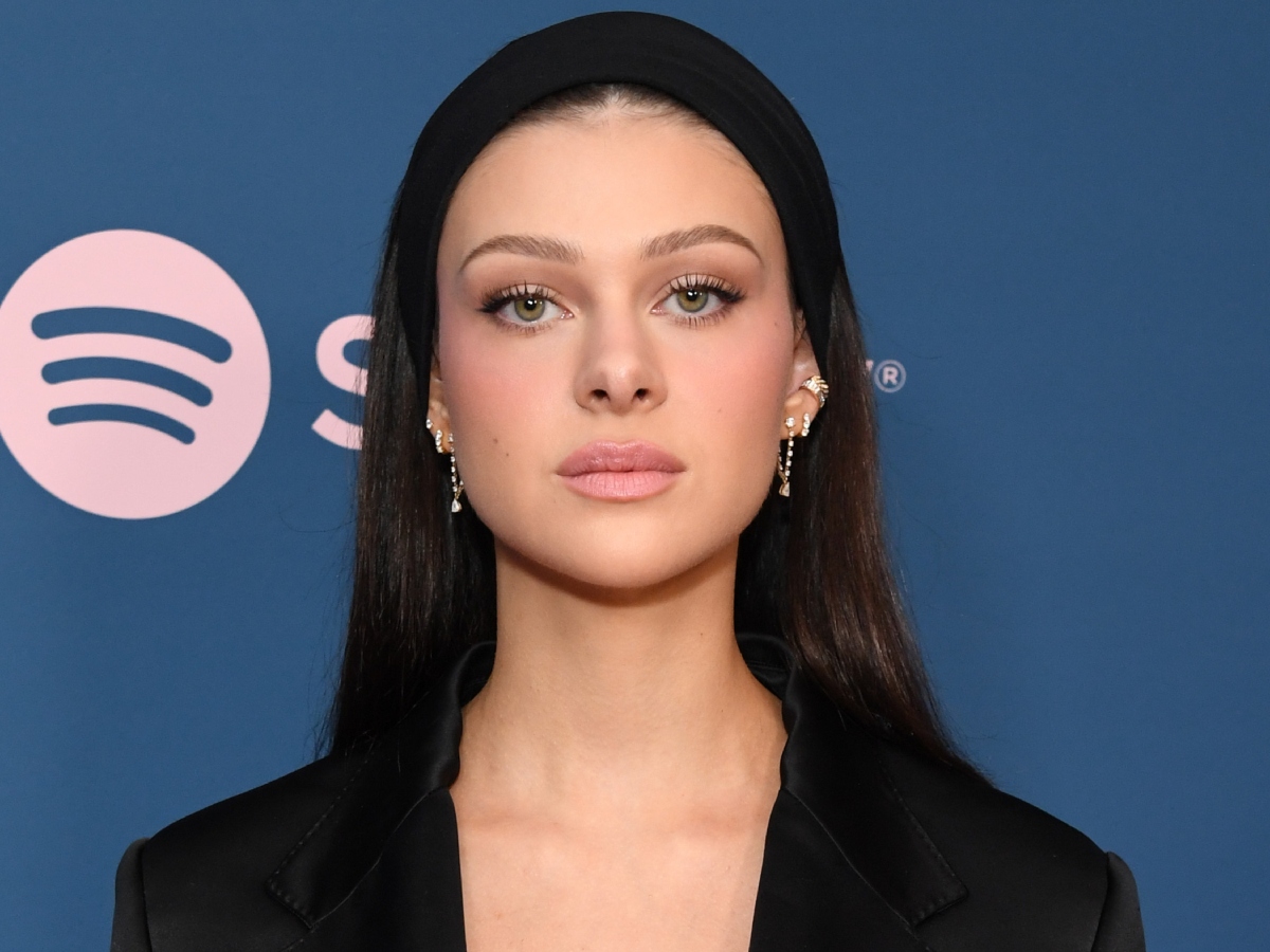 Nicola Peltz-Beckham: Φόρεσε το 90’s αξεσουάρ μαλλιών που αγαπούν πολύ τα super models