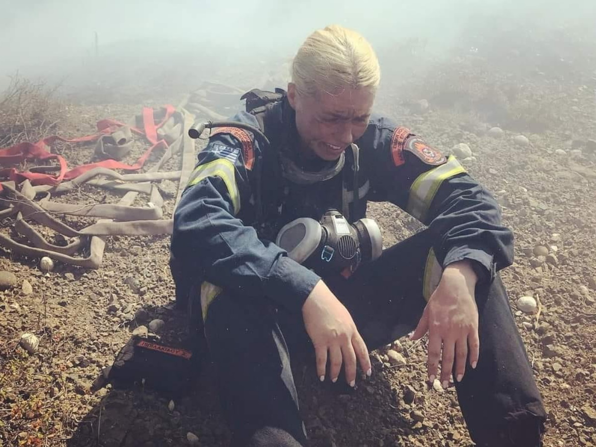 Φωτιά στη Ρόδο: Η συγκλονιστική εικόνα μίας γυναίκας πυροσβέστη που ξεκουράζεται στους καπνούς