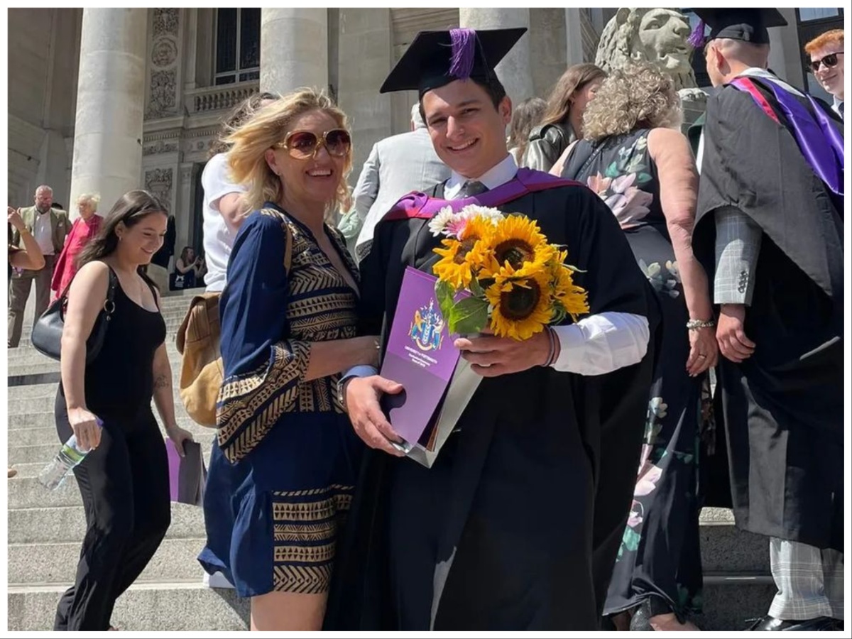 Συγκινημένη η Νατάσα Ράγιου στην αποφοίτηση του γιου της στην Αγγλία – Φωτογραφίες
