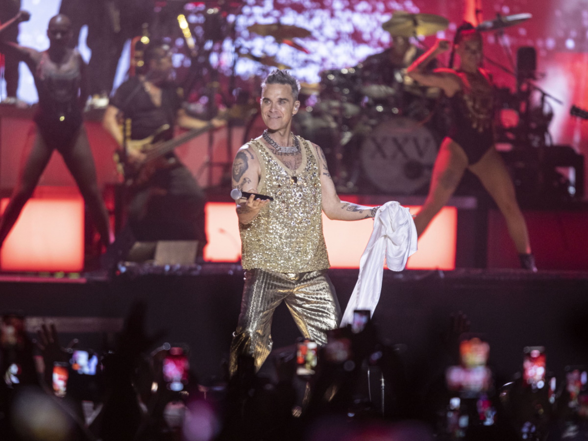 Robbie Williams: Το κακόγουστο αστείο στη χθεσινή του συναυλία – Αποκάλεσε «κλέφτες» τους Έλληνες