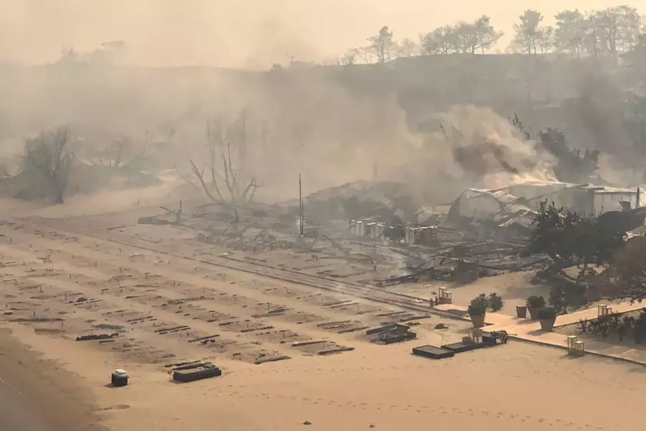 Φωτιά στη Ρόδο: Κάηκε γνωστό beach bar στην περιοχή – Ολοκληρωτική η καταστροφή