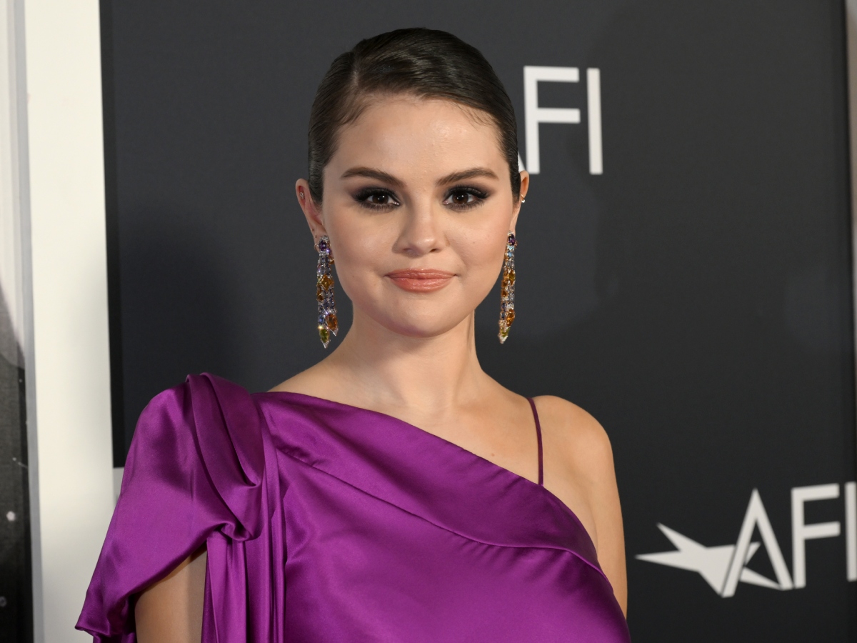 Selena Gomez: Με το τελευταίο μανικιούρ θα σε πείσει ότι το goth είναι ιδανικό και για το καλοκαίρι