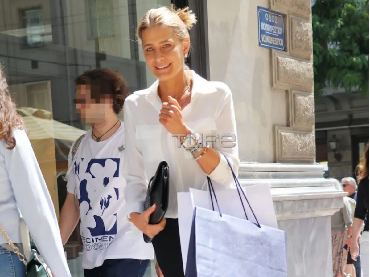 Τατιάνα Μπλάτνικ: Σπάνια εμφάνιση για τη σύζυγο του Νικόλαου – Κομψή στο κέντρο της Αθήνας