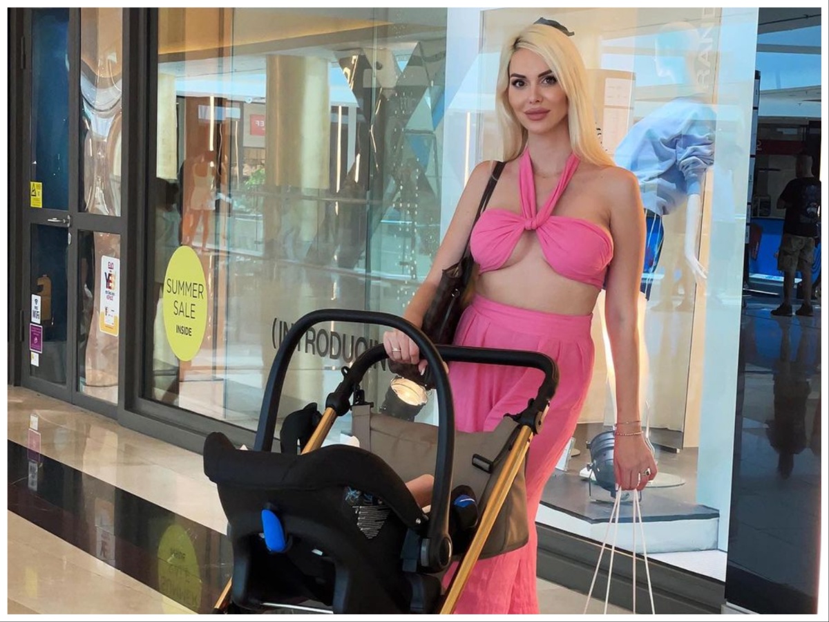 Τζούλια Κόλλια: Ως… Barbie girl στην πρώτη έξοδο με τον νεογέννητο γιο της – Βίντεο