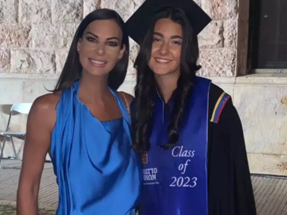 Εύη Βατίδου: Περήφανη μητέρα! Φωτογραφίες από την αποφοίτηση της κόρης της Μάιρας Κούγια από το σχολείο