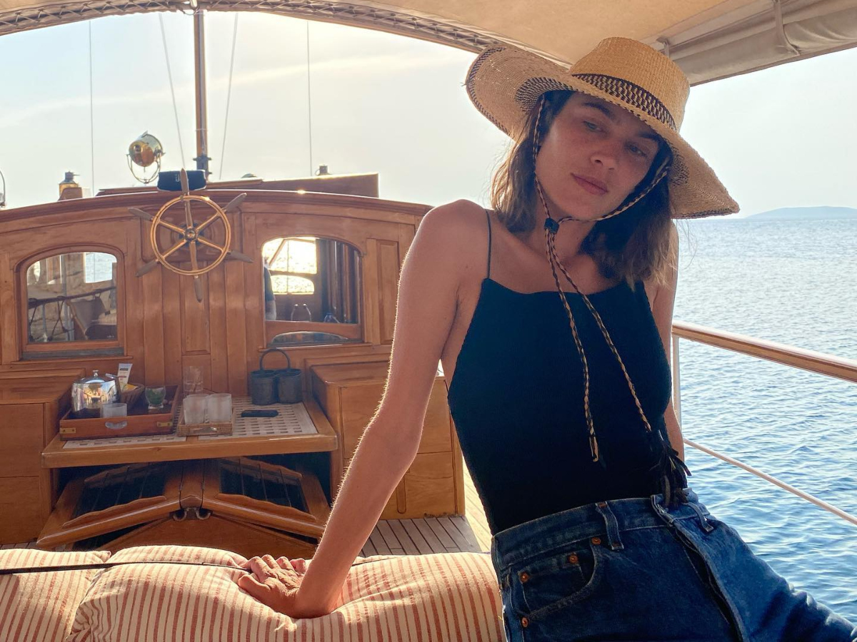 Alexa Chung: Κάνει διακοπές στην Ύδρα και θέλουμε να αντιγράψουμε όλα τα look της