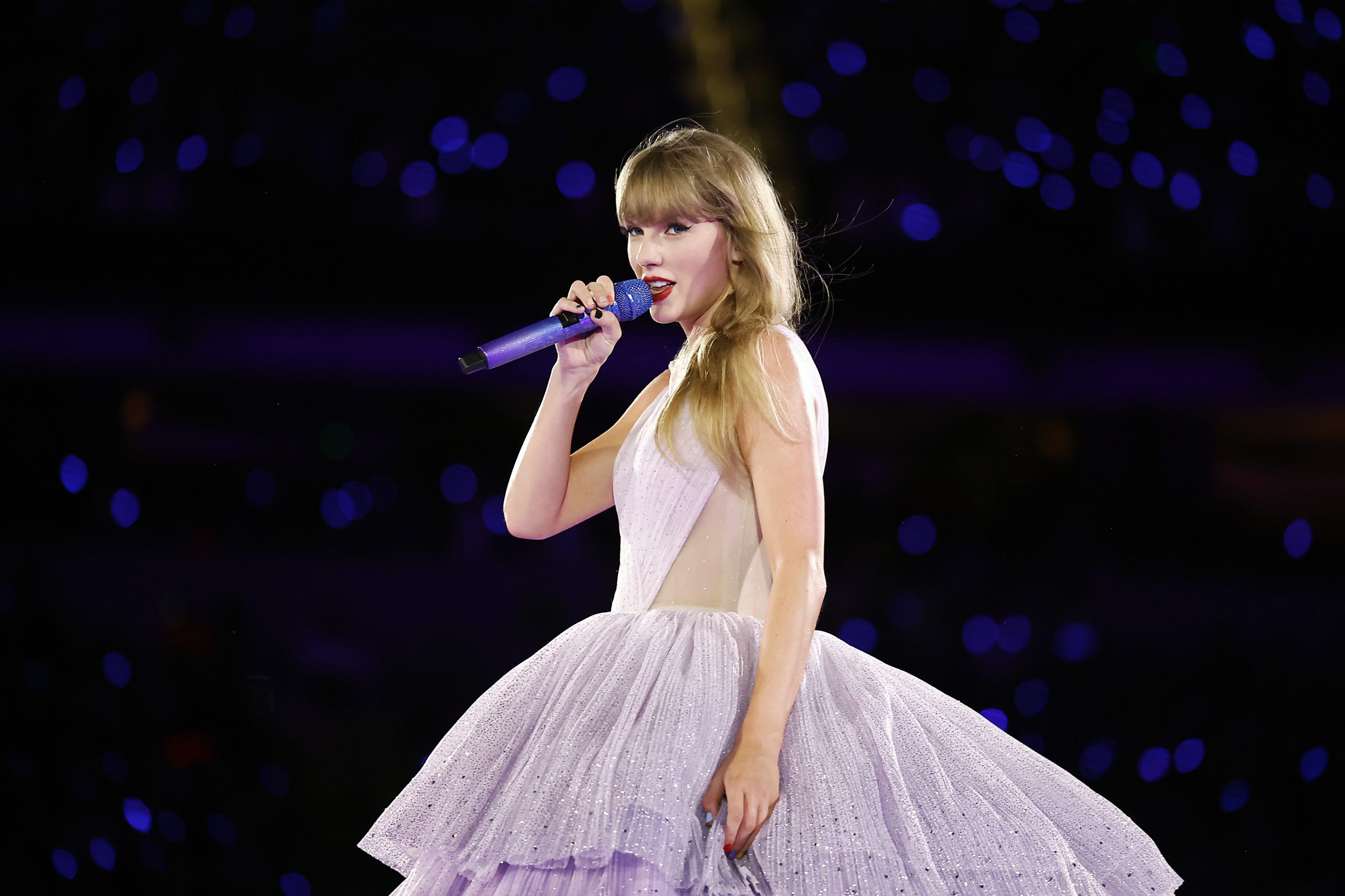 Taylor Swift: Πήγε σε γάμο υιοθετώντας το πιο ανεπιτήδευτο, φολκλόρ χτένισμα