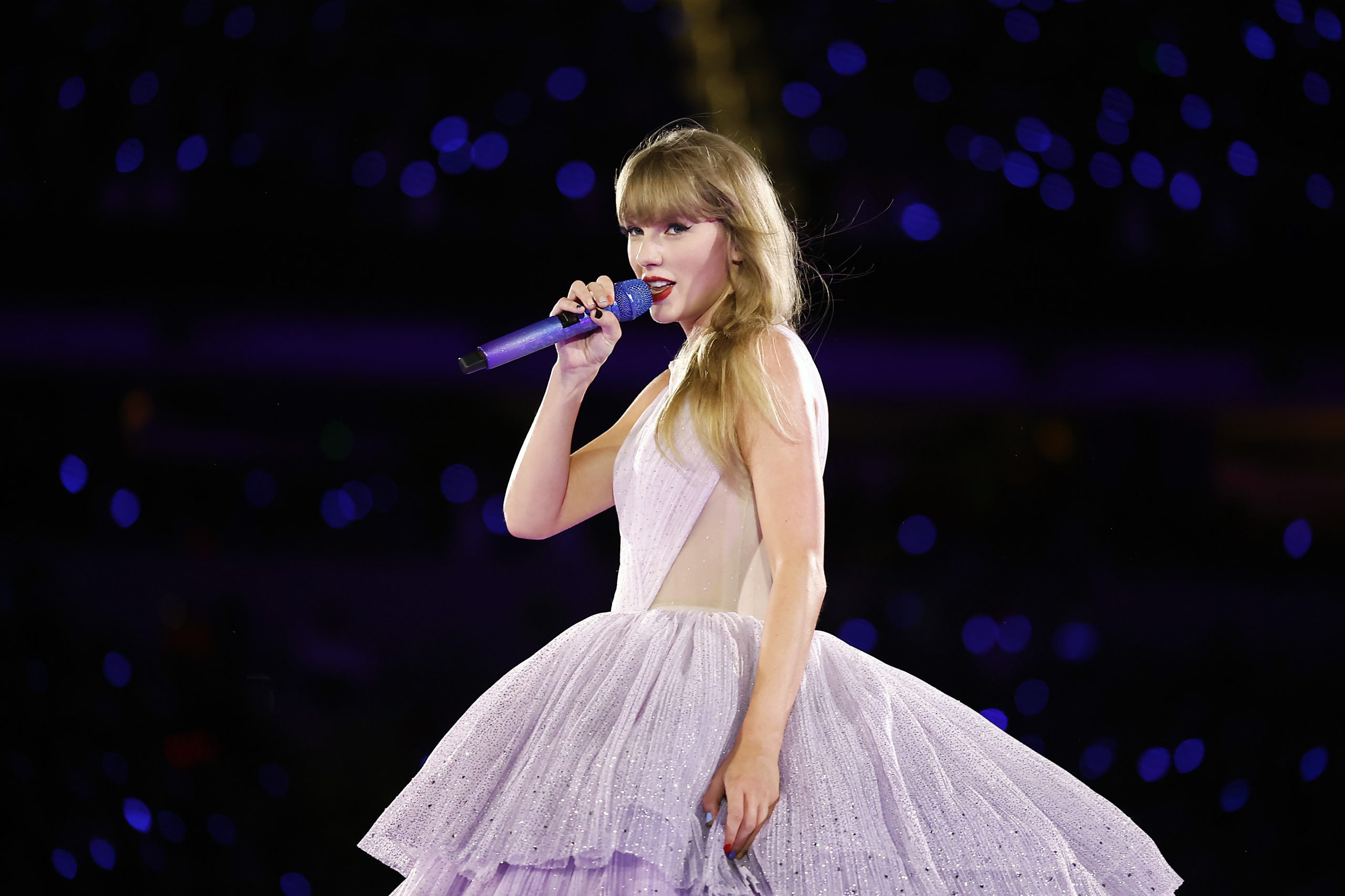 Taylor Swift: Πήγε σε γάμο υιοθετώντας το πιο ανεπιτήδευτο, φολκλόρ χτένισμα