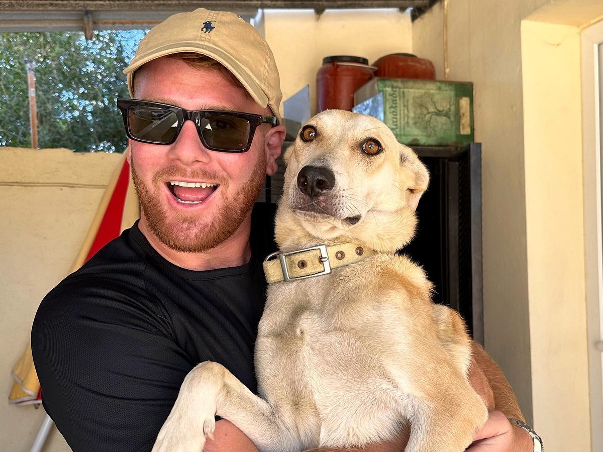 Τζέιμς Καφετζής: Θα υιοθετήσει πυρόπληκτο σκυλάκι από την Ρόδο – Φωτογραφίες