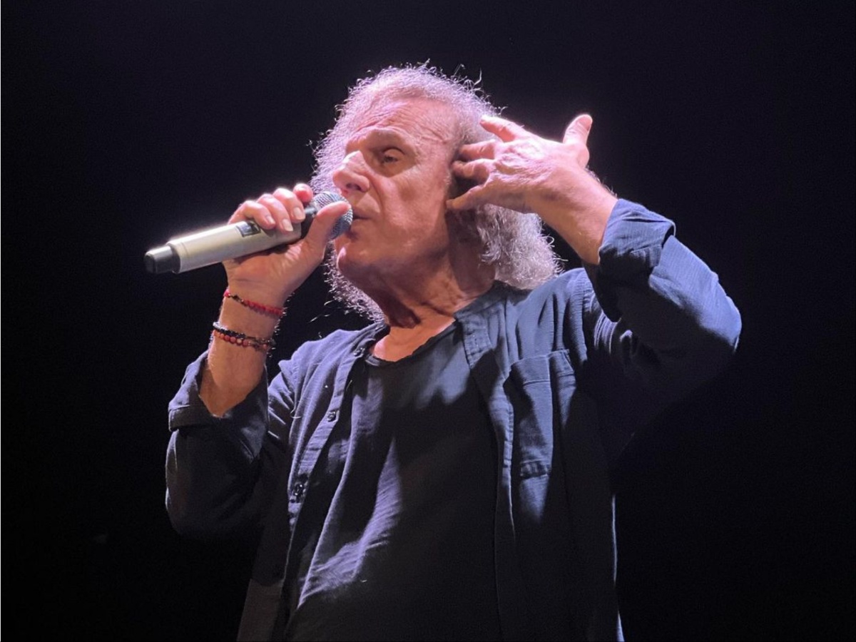 Βασίλης Παπακωνσταντίνου: Ατύχημα για τον τραγουδιστή στη σκηνή – Βίντεο