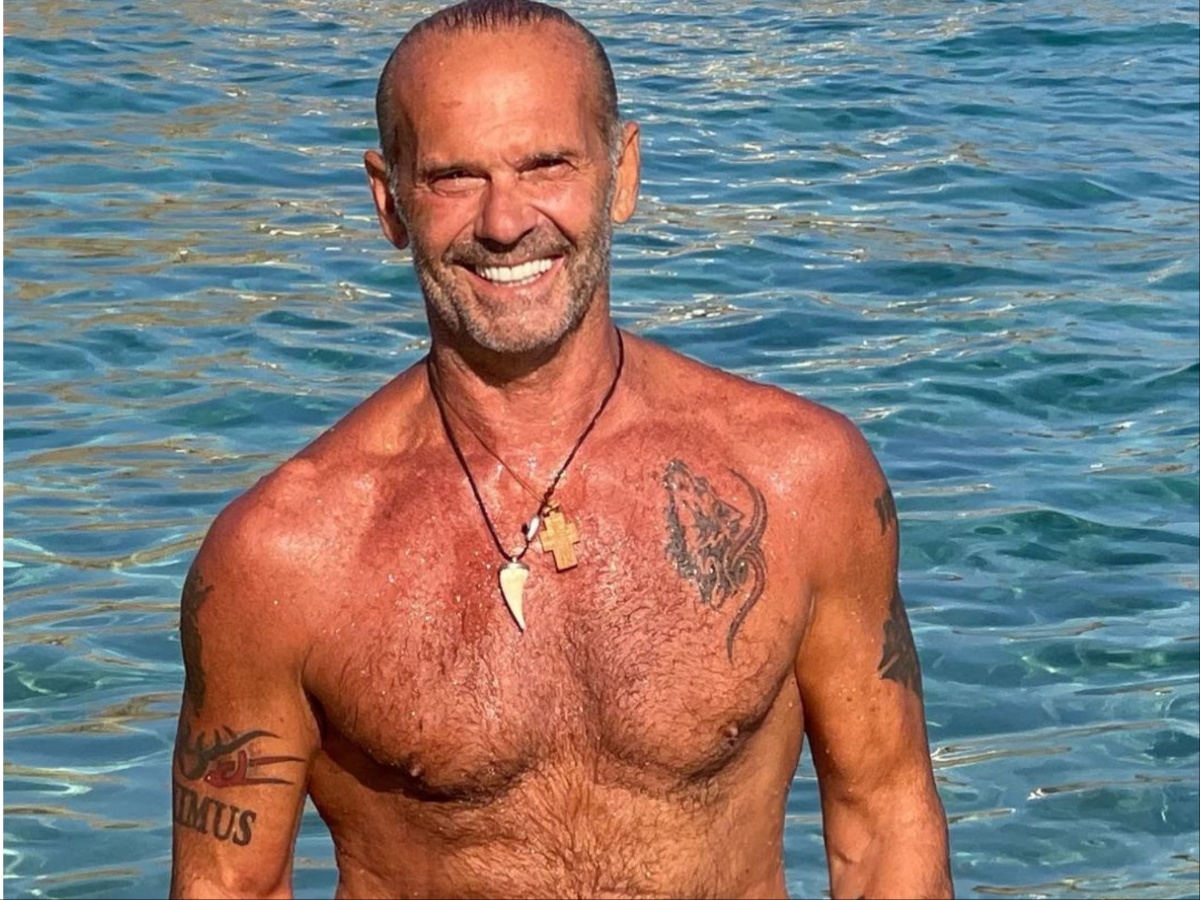Πέτρος Κωστόπουλος: Ποζάρει μαζί με τον γιο του Μάξιμο σε παραλία της Μυκόνου