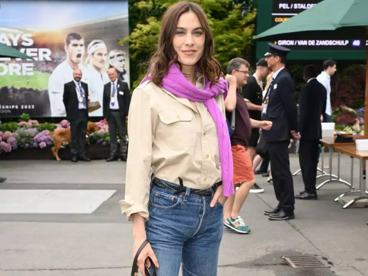 Alexa Chung: Γύρισε από τις διακοπές της και έχει κολλήσει με αυτό το χρώμα!