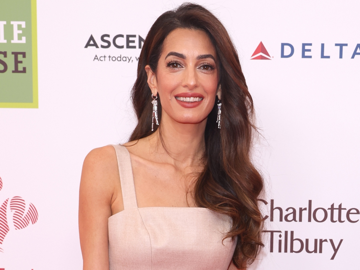 Amal Clooney: Το χρώμα στα χείλη της έχει την τέλεια κόκκινη απόχρωση και γνωρίζουμε το κραγιόν που φόρεσε