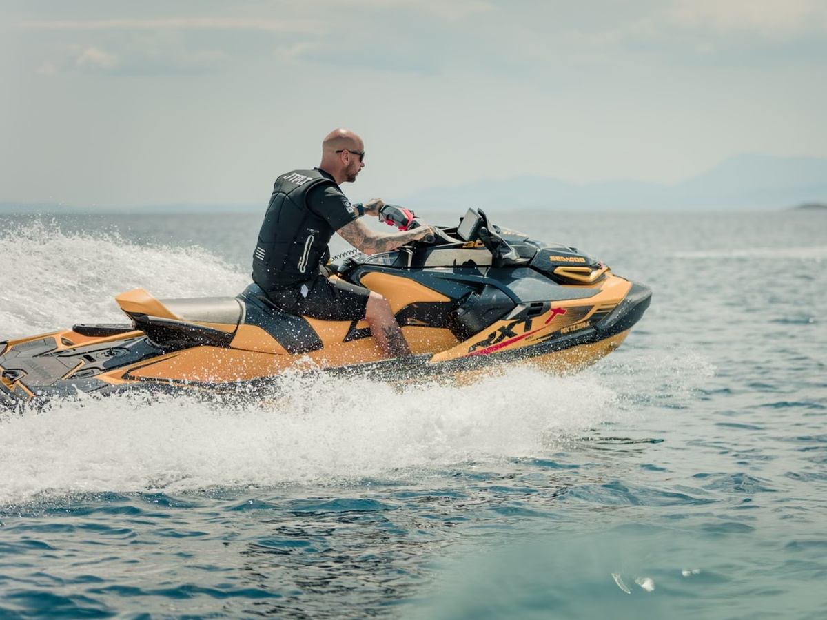 Άρης Λουμάκης: «Σκίζει» τα κύματα με το jet ski του στις διακοπές του στην Νότια Εύβοια