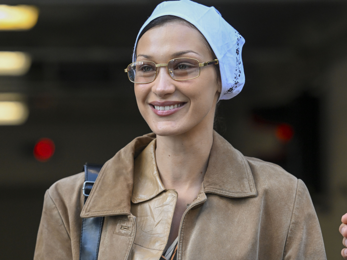 Bella Hadid: Mετά την περιπέτεια  υγείας επιστρέφει στην δουλειά και φωτογραφίζεται με vinyl φόρεμα!