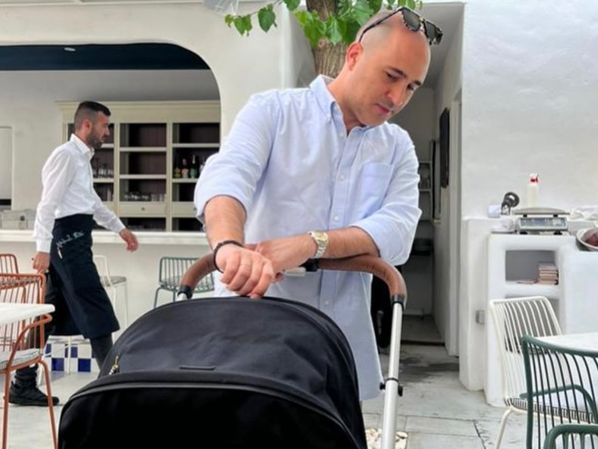 Κωνσταντίνος Μπογδάνος: Έτσι περνάει τα απογεύματά του με την ενός έτους κόρη του – Φωτογραφία