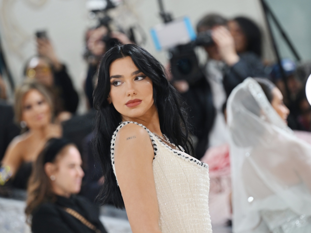 Dua Lipa: Αν ζηλεύεις το mermaid hair look της γνωρίζουμε το προϊόν που χρησιμοποιεί για να το πετύχει