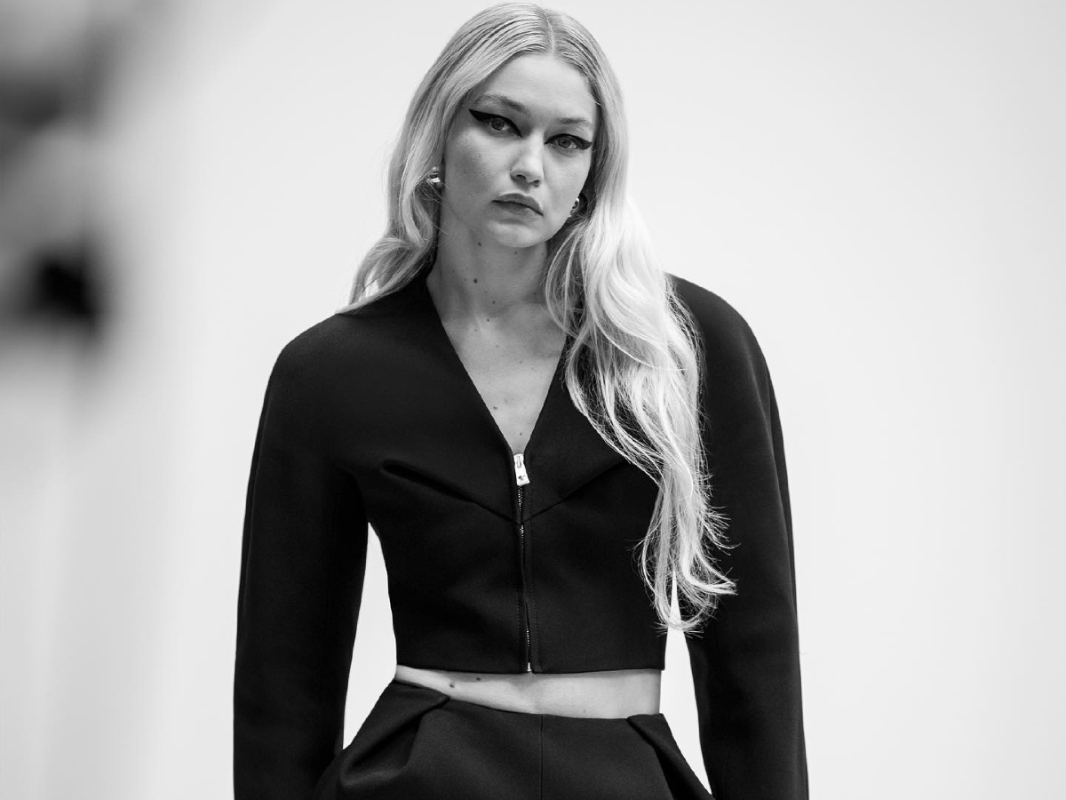 Gigi Hadid: Πρωταγωνιστεί  στην νέα καμπάνια του οίκου Versace αποθεώνοντας το μαύρο χρώμα