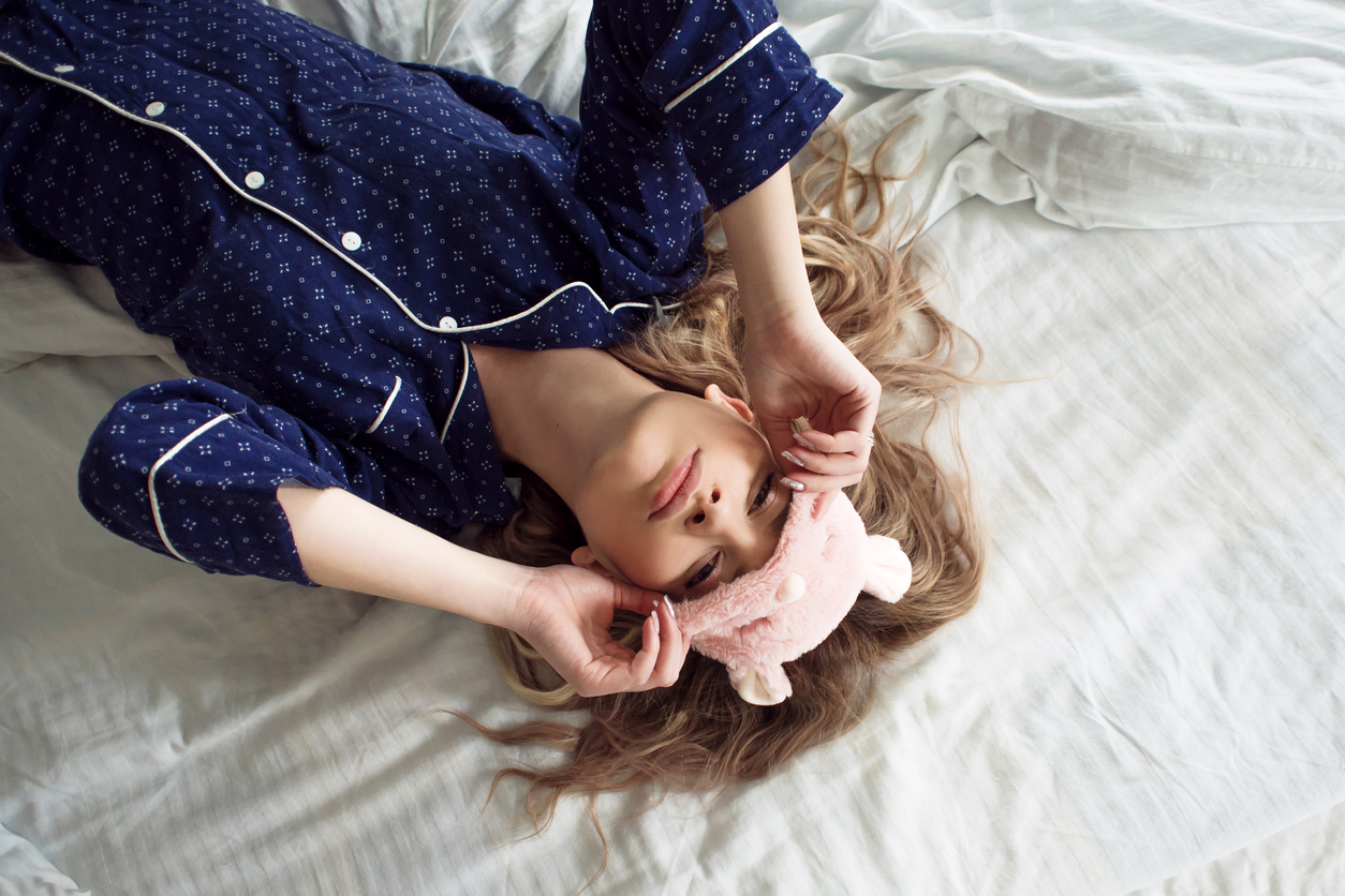 7 καλοί λόγοι για να κοιμάσαι με μάσκα ύπνου, σύμφωνα με έναν δερματολόγο και έναν σύμβουλο ύπνου