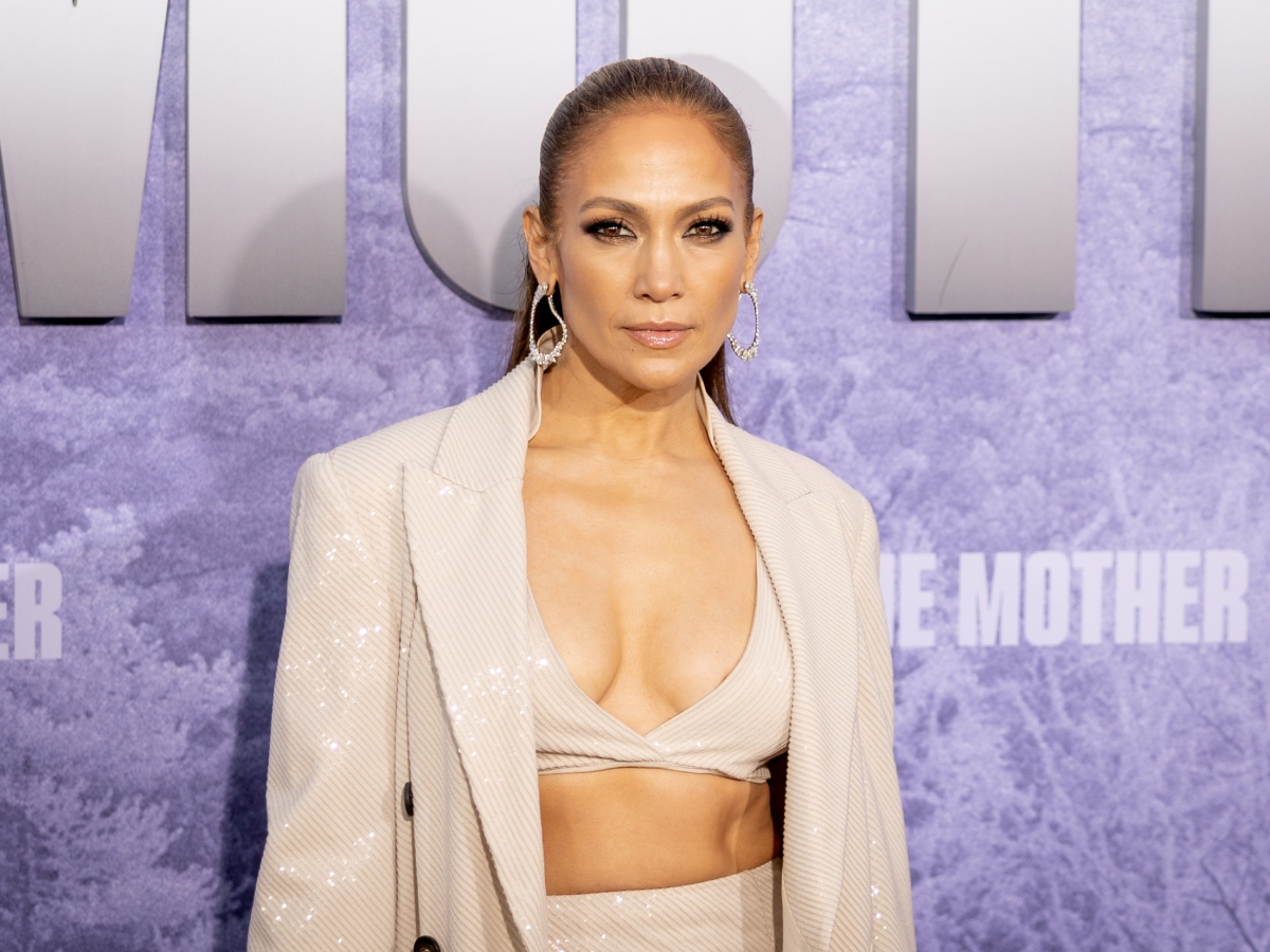 Jennifer Lopez: Πιο προκλητική από ποτέ και με τα εμβληματικά 90’s ombre lips