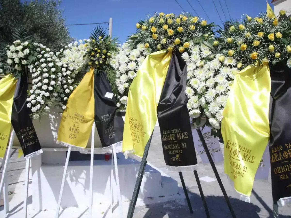 Μιχάλης Κατσουρής: Κλίμα οδύνης στην κηδεία του 29χρονου που δολοφόνησαν οι χούλιγκαν στη Νέα Φιλαδέλφεια