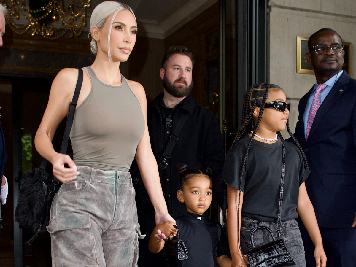 Kim Kardashian: Tα παιδιά της μετέτρεψαν το παλιό της τζιν σε «έργο τέχνης»