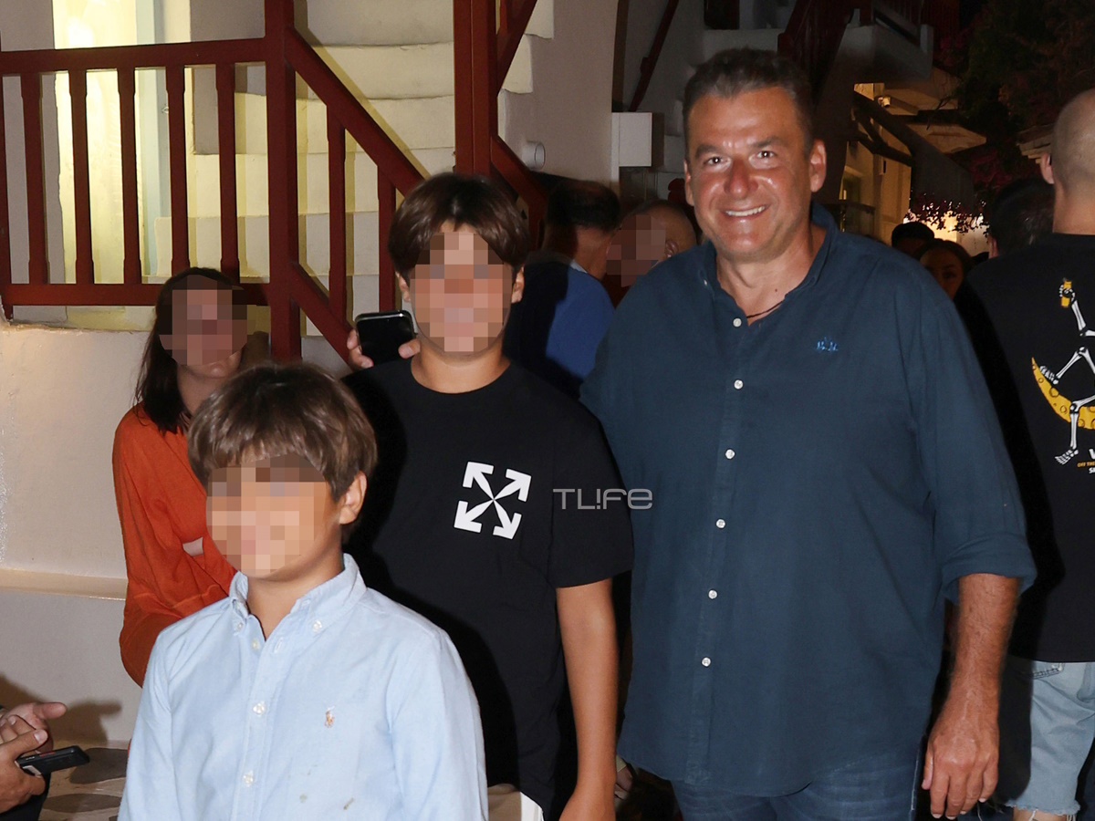 Γιώργος Λιάγκας: Βραδινή έξοδος στη Μύκονο με τους γιους του, Γιάννη και Δημήτρη – Φωτογραφίες