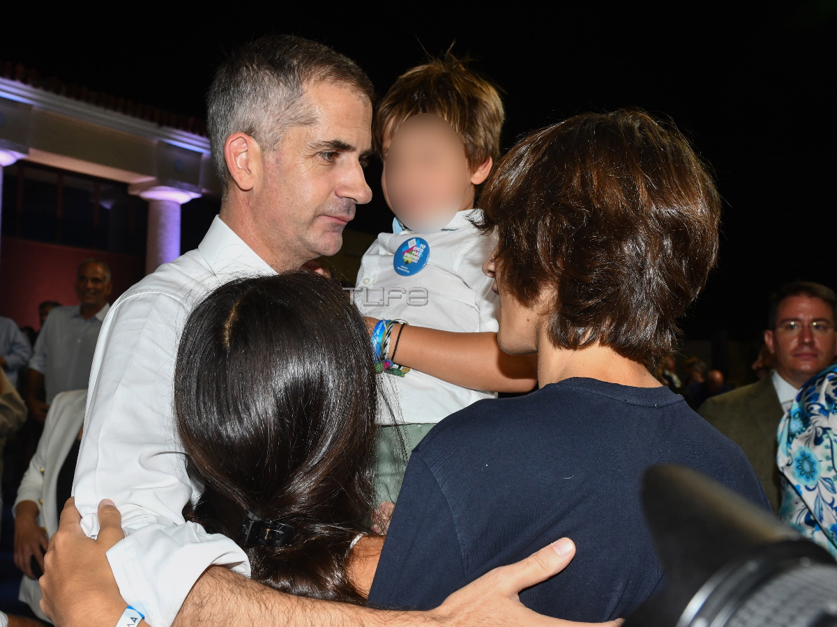 Κώστας Μπακογιάννης: Οι σφιχτές αγκαλιές με τα παιδιά του στην παρουσίαση του συνδυασμού του για τις εκλογές