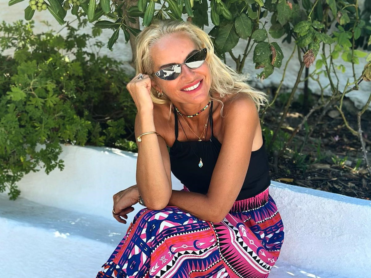 Μαρία Μπεκατώρου: Φωτογραφίζεται με το μαγιό της και ποζάρει χωρίς ρετούς στην Κεφαλονιά