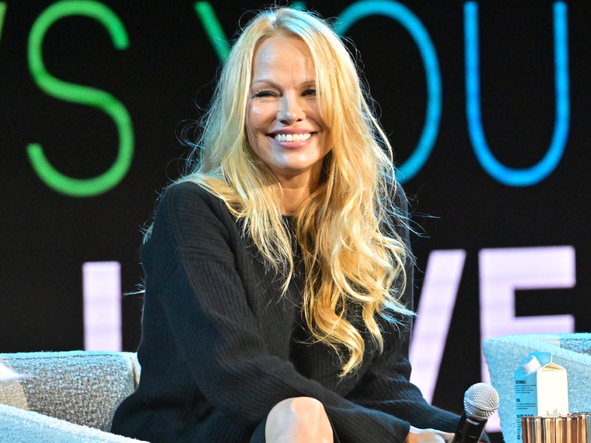 Pamela Anderson: Γιατί σταμάτησε να υιοθετεί το εμβληματικό της μακιγιάζ; O λόγος είναι συγκινητικός!