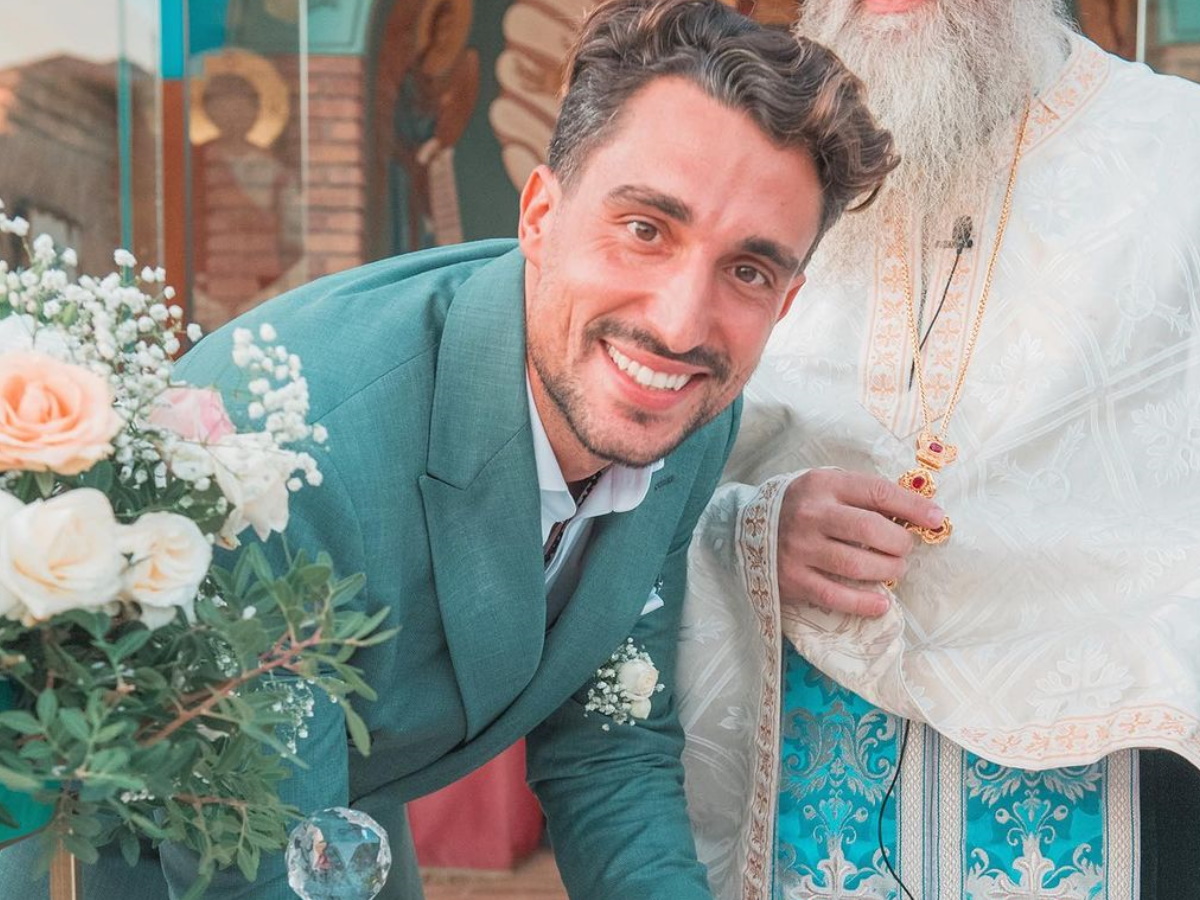 Σάκης Κατσούλης: «Για πάντα μαζί» – Οι φωτογραφίες από τον γάμο και τη βάφτιση που έγινε κουμπάρος και νονός