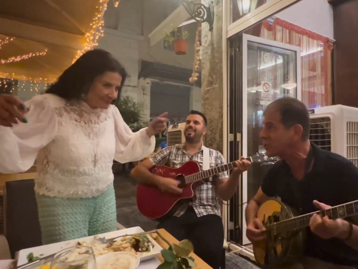 Ζωζώ Σαπουντζάκη: Δεν χάνει με τίποτα το κέφι της! Τραγουδά και χορεύει σε εστιατόριο στο κέντρο της Αθήνας