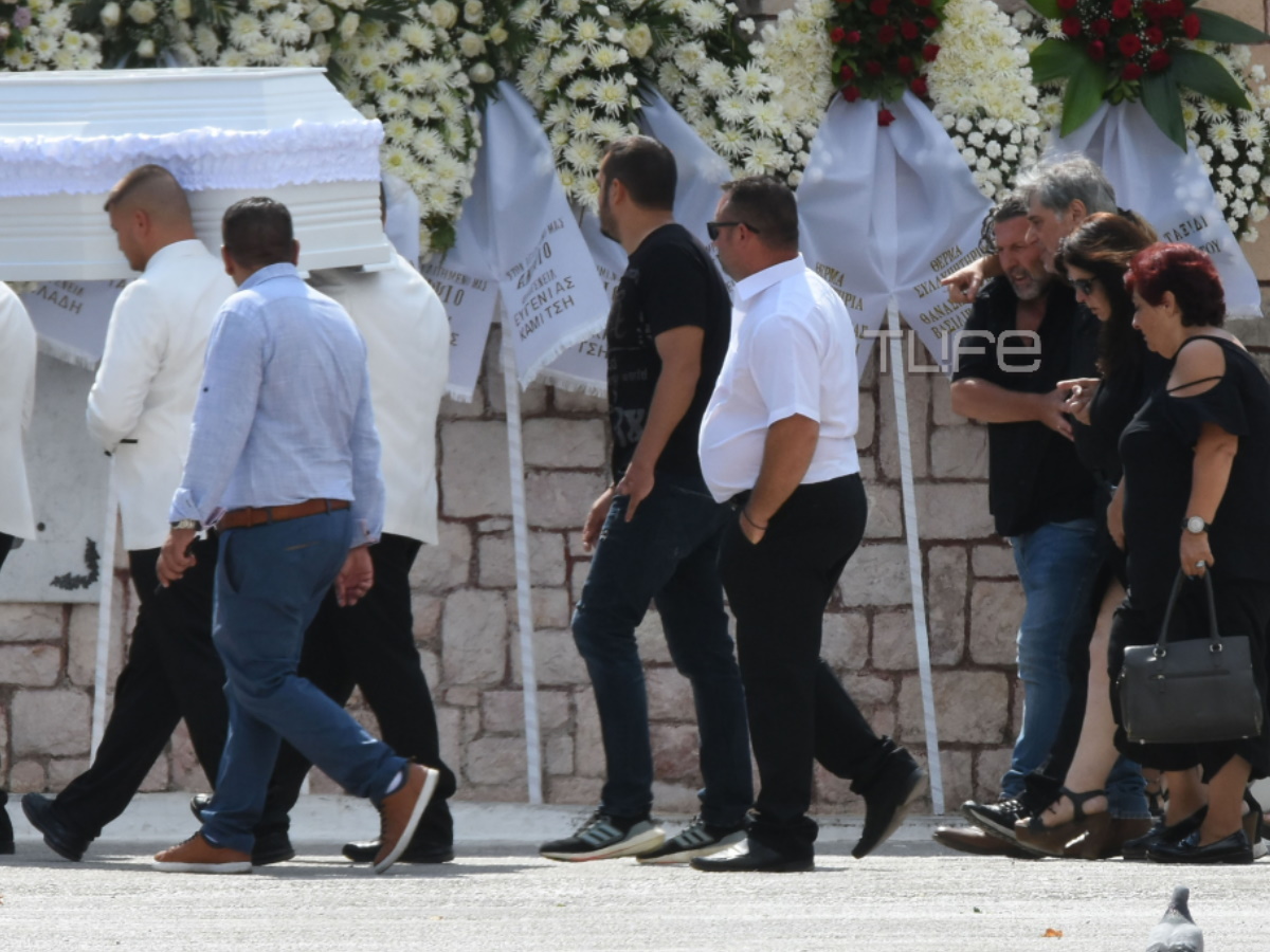 Οδυσσέας Σταμούλης: Κλίμα οδύνης στην κηδεία του 11χρονου γιου του – Τραγική φιγούρα ο ηθοποιός και η μητέρα του παιδιού