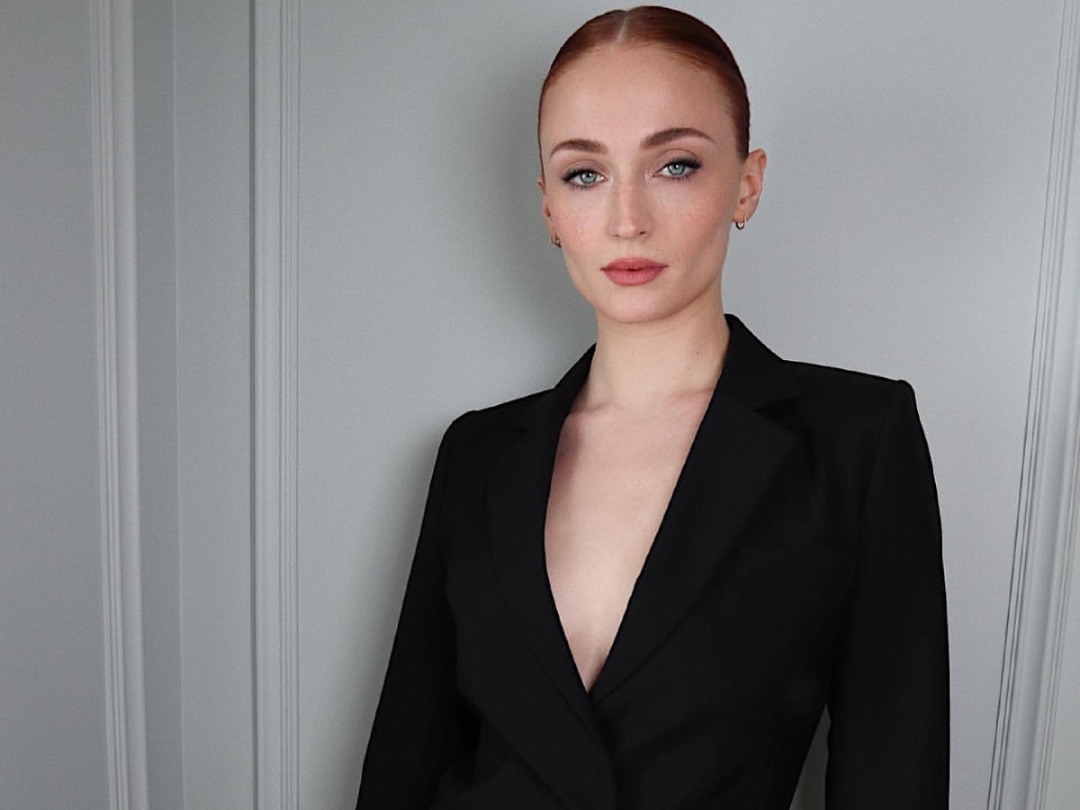 Sophie Turner: Το χτένισμα της είναι η λύση για τις ζεστές ημέρες που δεν ξέρεις τι να κάνεις με τα φριζαρισμένα μαλλιά