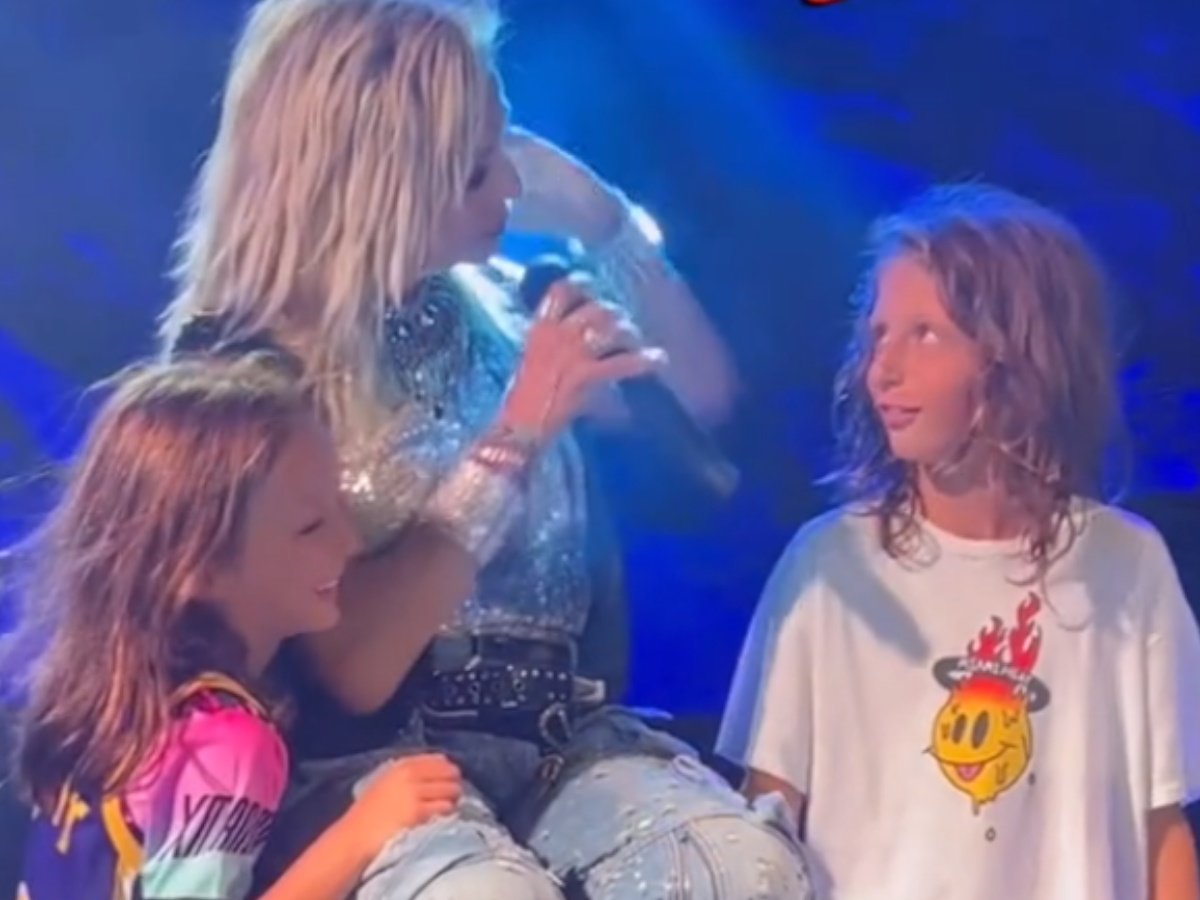 Άννα Βίσση: Η συγκινητική στιγμή που τραγουδάει με τα δύο εγγόνια της στη σκηνή – Το viral βίντεο