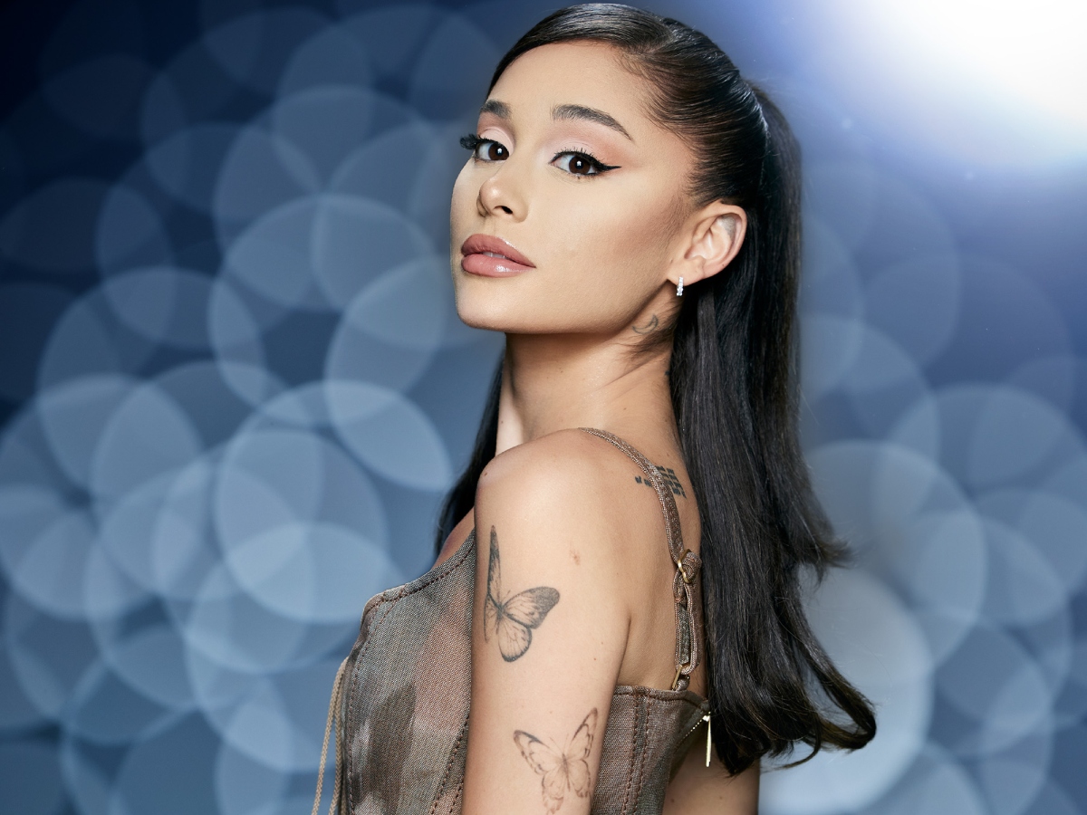 Ariana Grande: Αφήνει για λίγο στην άκρη το iconic winged liner και τονίζει το βλέμμα με την πιο ανατρεπτική απόχρωση σκιάς