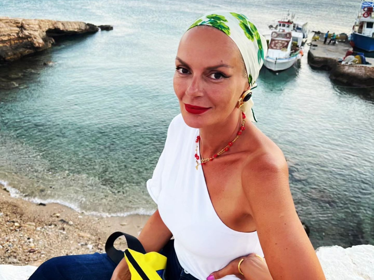 Έλενα Χριστοπούλου: Χαλαρή και χωρίς ίχνος μακιγιάζ αποκαλύπτει την άψογη, ηλιοκαμένη επιδερμίδα της