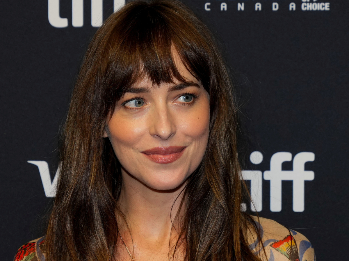  Kαφτάνι μέσα στο φθινόπωρο; Η Dakota Johnson είπε ΝΑΙ και εμείς θέλουμε να την αντιγράψουμε