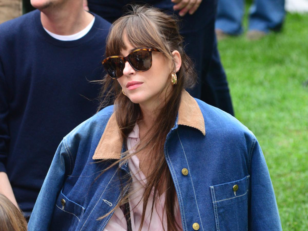 Η Dakota Johnson με ευέλικτο look ιδανικό για τις πρώτες φθινοπωρινές μέρες