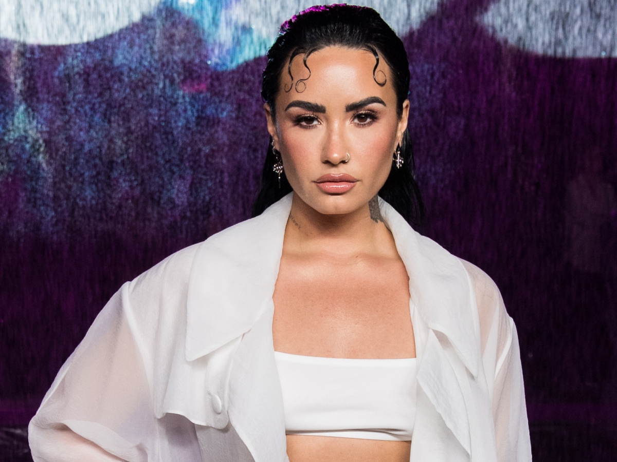 Demi Lovato: Υιοθέτησε το πιο dramatic eye liner look και 90’s χτένισμα που θα σε εμπνεύσουν