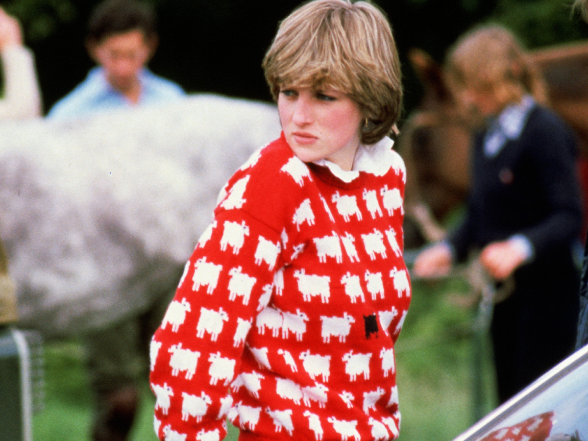 Το iconic κόκκινο πουλόβερ της Πριγκίπισσας Diana πωλήθηκε για ένα αστρονομικό ποσό