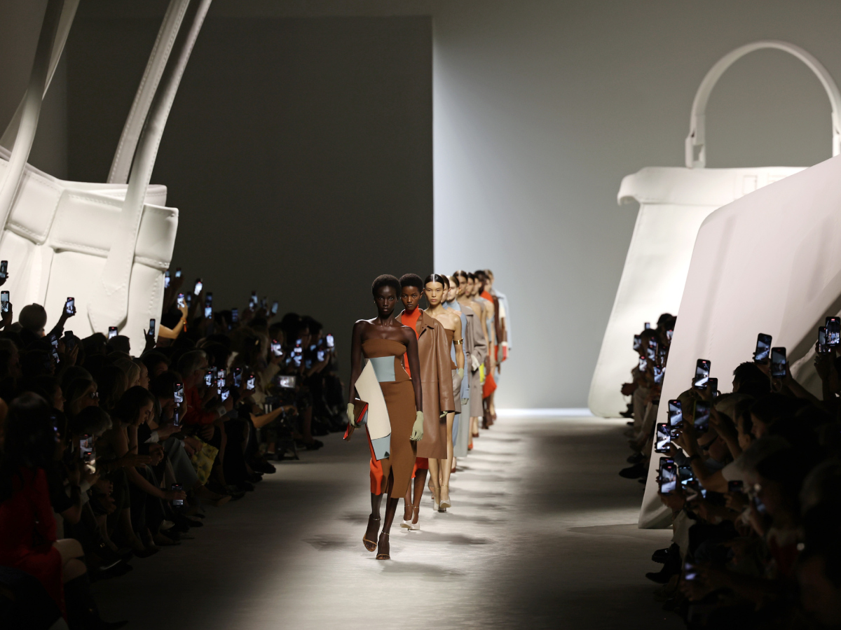 Fendi: H Εβδομάδα Μόδας στο Μιλάνο άνοιξε με ένα εντυπωσιακό show και ένα all star front row