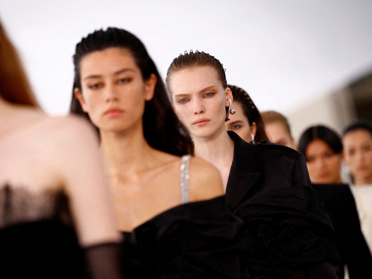 Givenchy: Το smokey eye στο fashion show της επόμενης σεζόν έχει την πιο σοφιστικέ απόχρωση