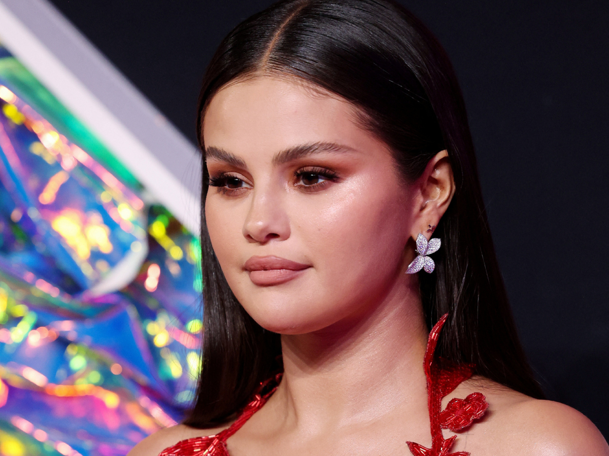 Selena Gomez: Σε κοινή έξοδο με την κολλητή της φόρεσαν το ίδιο κόσμημα ( που έχεις και εσύ)