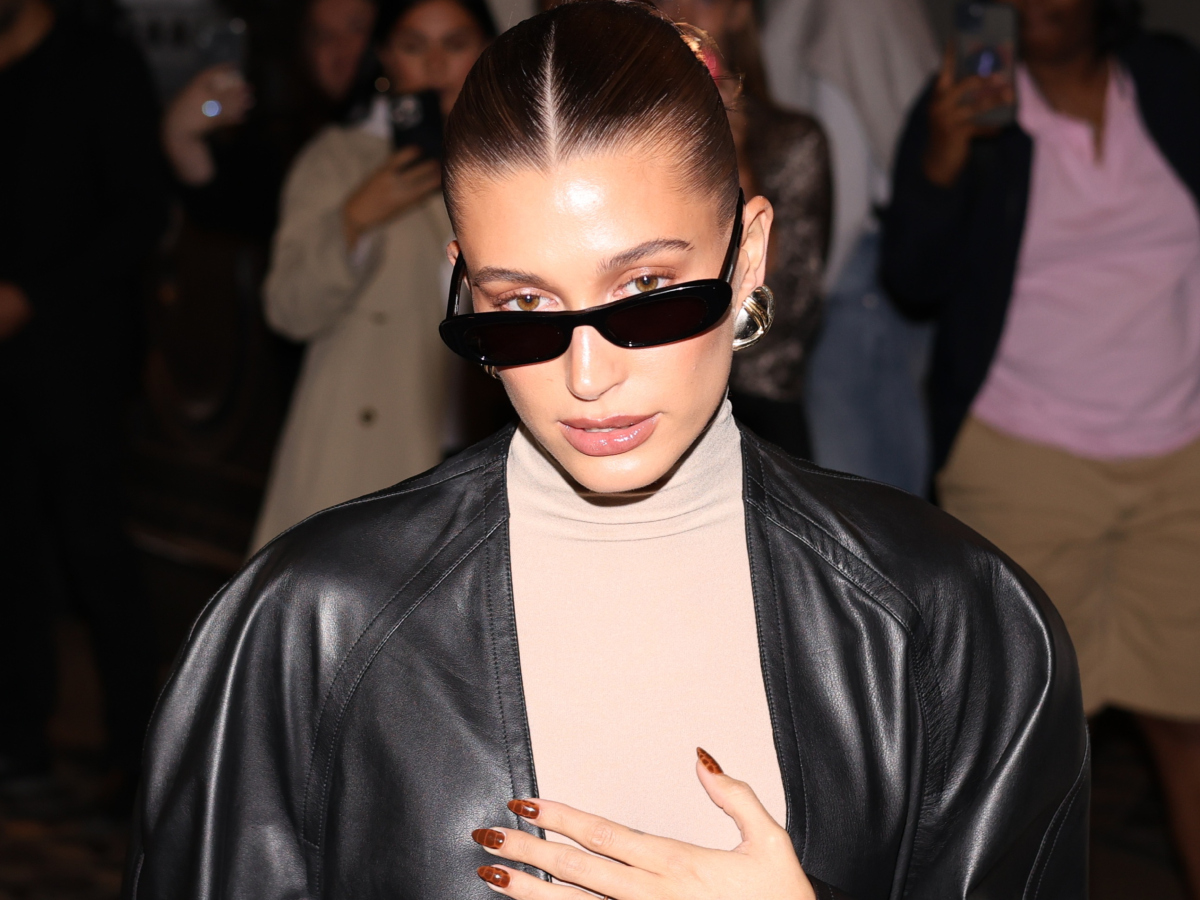 Hailey Bieber: Έφτασε στο Παρίσι για το show του Saint Laurent. Δες τι (δεν) φόρεσε!