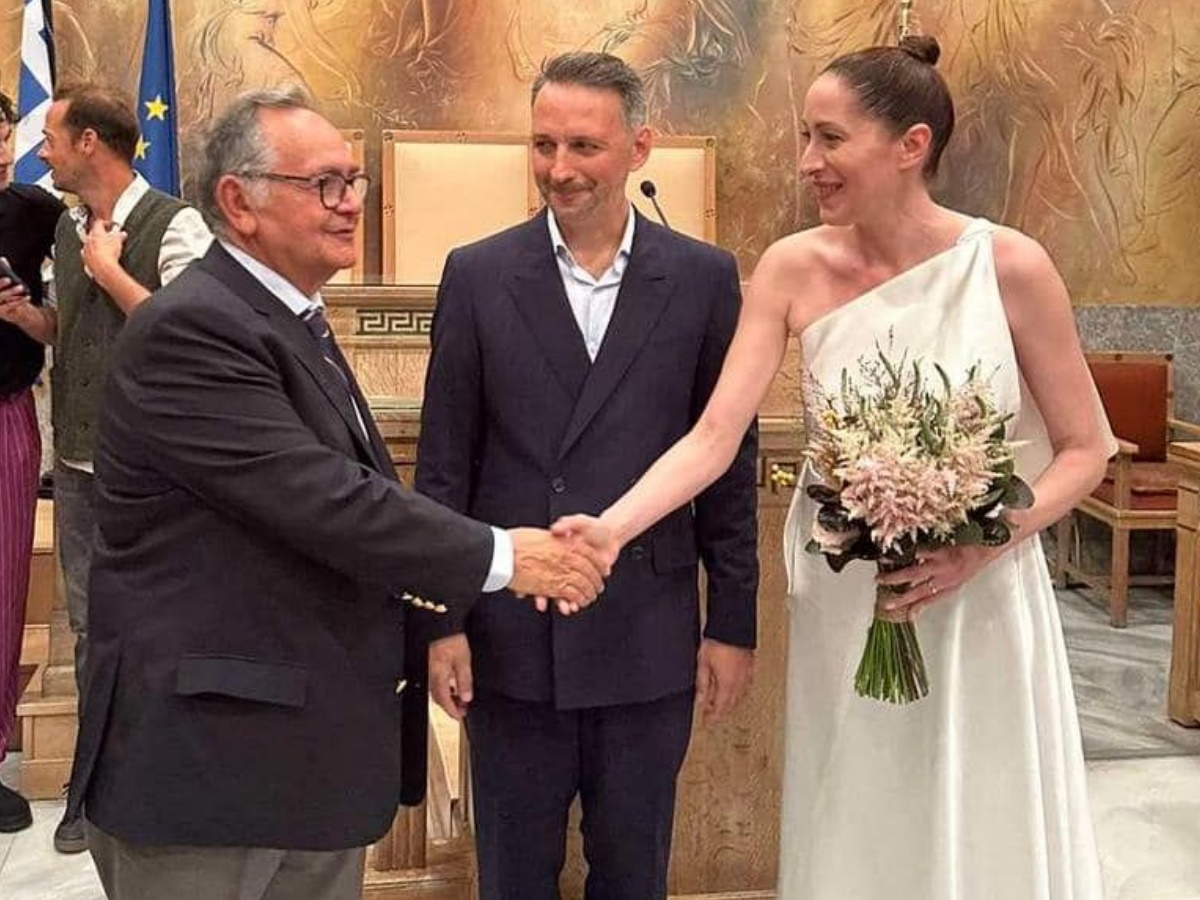 Κόρα Καρβούνη: Παντρεύτηκε τον επί χρόνια σύντροφό της, Παναγιώτη Γαλανό – Φωτογραφίες